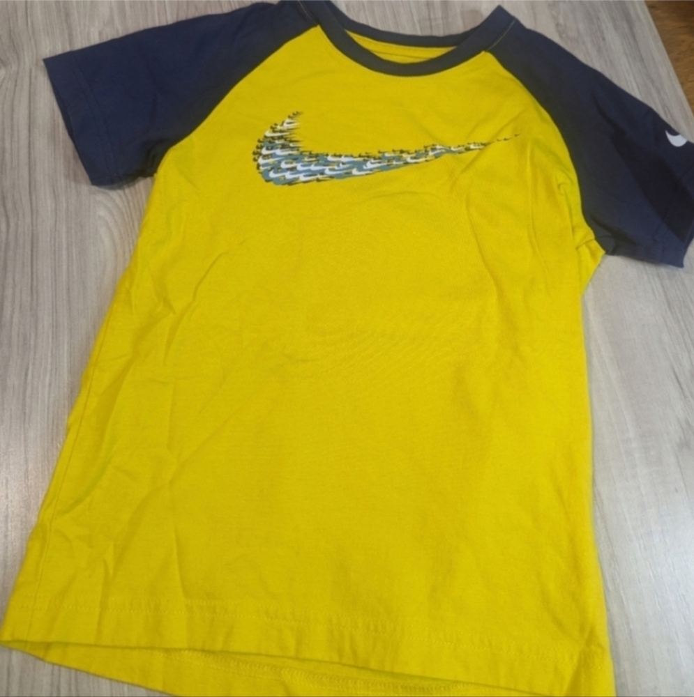 Boys Nike T Shirt Size 7 Yellow/Navy Athletic Cut